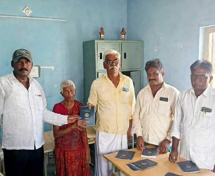 జువ్విగుంటలో పాస్పుస్తకాల పంపిణీ - Udayam