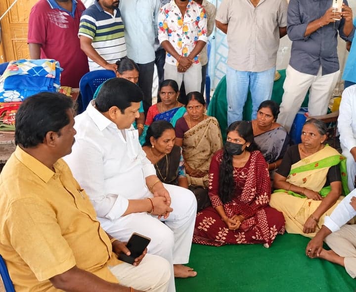 యువతి దీక్షకు ఈగ మల్లేశం సంఘీభావం - Udayam