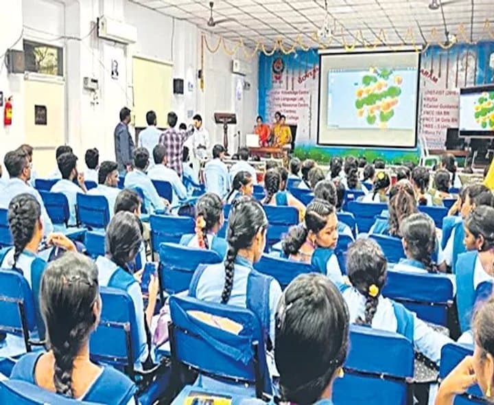 ప్రభుత్వ పాఠశాలల్లో డిగ్రీ విద్యార్థులతో ఏఐ బోధన