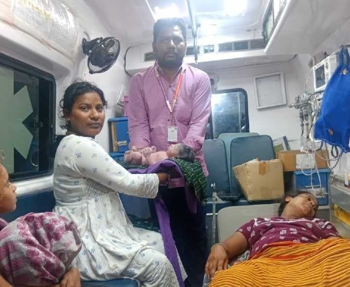 అంబులెన్సులో ప్రసవం.. తల్లీబిడ్డ క్షేమం - Udayam