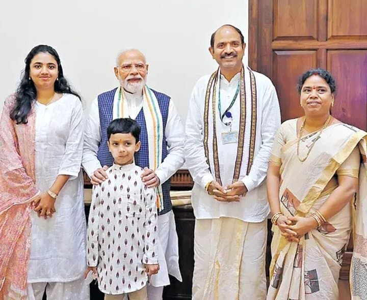 మోదీకి చేనేత కానుకలు అందజేత - Udayam Digital