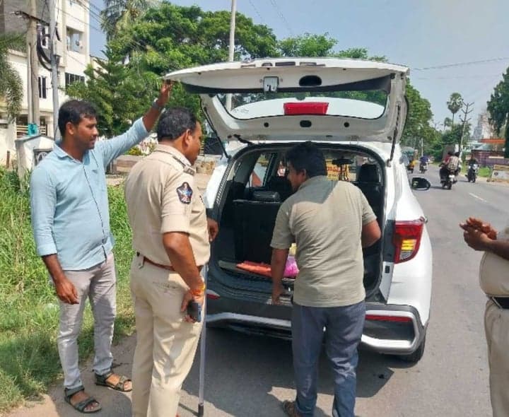 చేబ్రోలులో పత్రాలు లేని నగదు పట్టివేత - Udayam