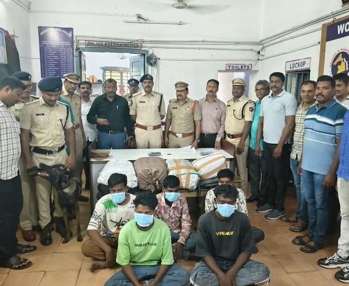 విజయవాడ రైల్వే స్టేషన్లో గంజాయి స్వాధీనం