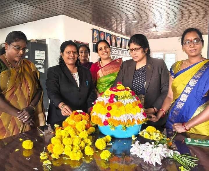 మెట్పల్లి బార్ అసోసియేషన్ ఆధ్వర్యంలో బతుకమ్మ వేడుకలు - Udayam
