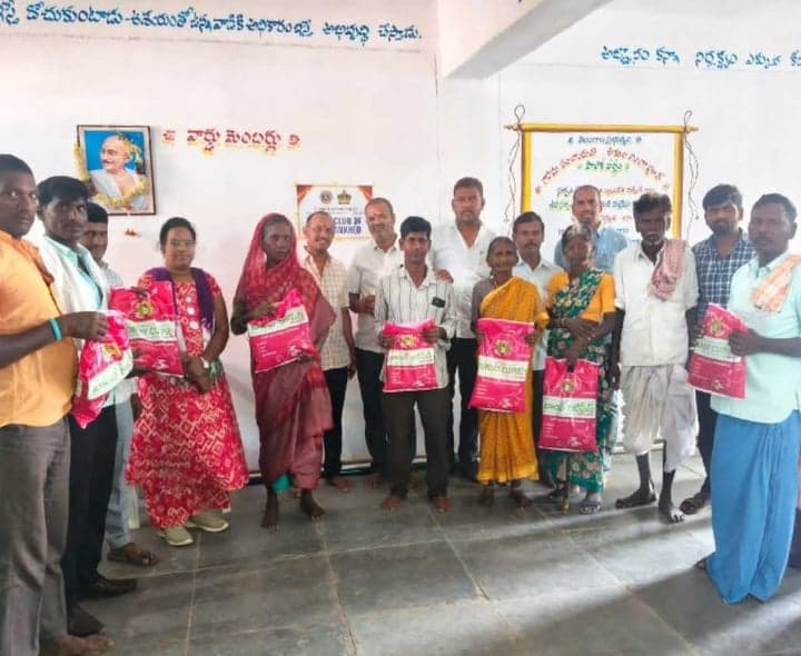 లింగాపూర్లో కార్మికులకు దసరా కానుకలు - Udayam