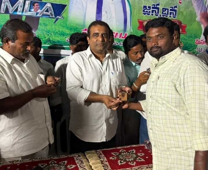 వైసీపీ కార్యకర్తలకు గుర్తింపు కార్డులు - Udayam