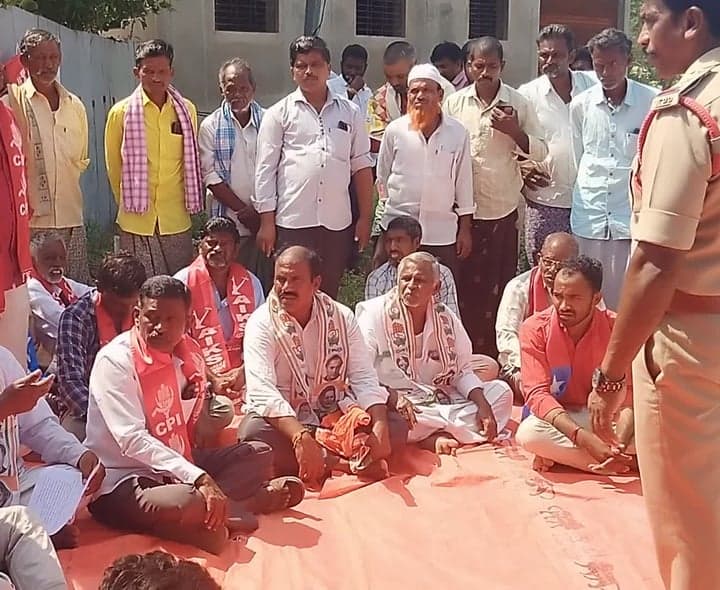 దేవనకొండలో ఉద్రిక్తత.. పోలీసుల జోక్యం - Udayam