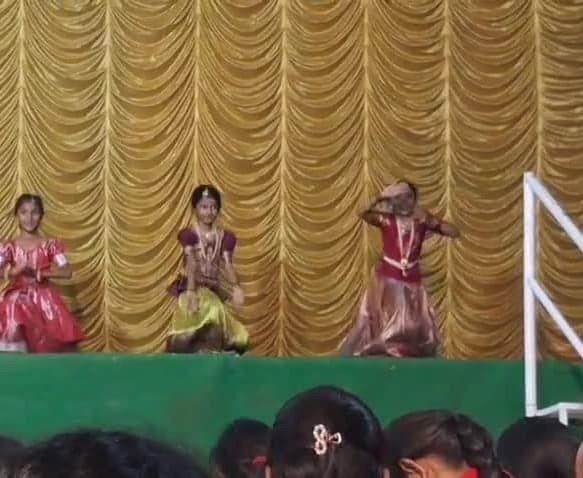 ముప్కాల్లో చిన్నారుల నృత్యాలు - Udayam
