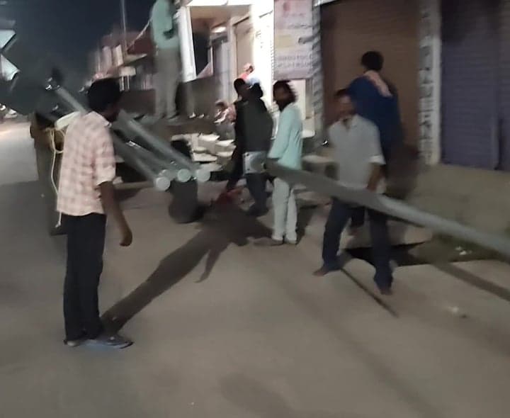 ఉట్నూర్లో రాత్రికి రాత్రే వీధి దీపాలు - Udayam