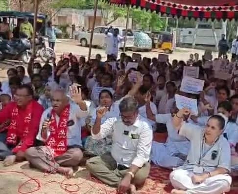 పుంగనూరులో కాంట్రాక్ట్ ఉద్యోగుల నిరసన - Udayam