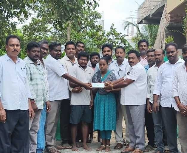 పేదలకు అండగా చెక్కుల పంపిణీ - Udayam