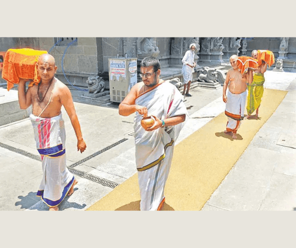 యాదగిరీశుడికి నైవేద్యం కష్టాలు: ఏడాదిగా పనిచేయని లిఫ్టు