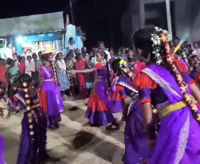 చిన్నారుల కోలాటం.. భక్తులను ఆకట్టుకున్న ప్రదర్శన - Udayam