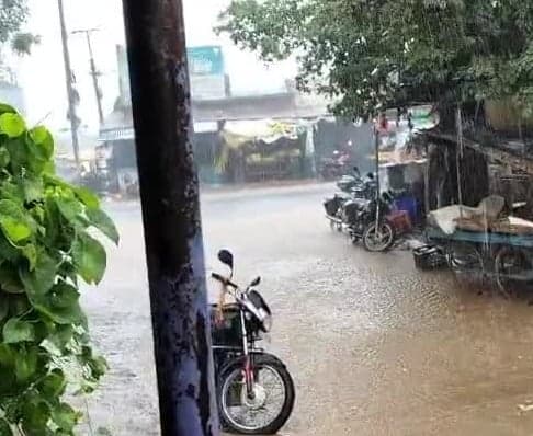 మహానంది మండలంలో పొంగిపొర్లిన డ్రైనేజీలు - Udayam