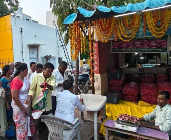 ఒంగోలులో ఉల్లి కోసం భారీ క్యూ - Udayam
