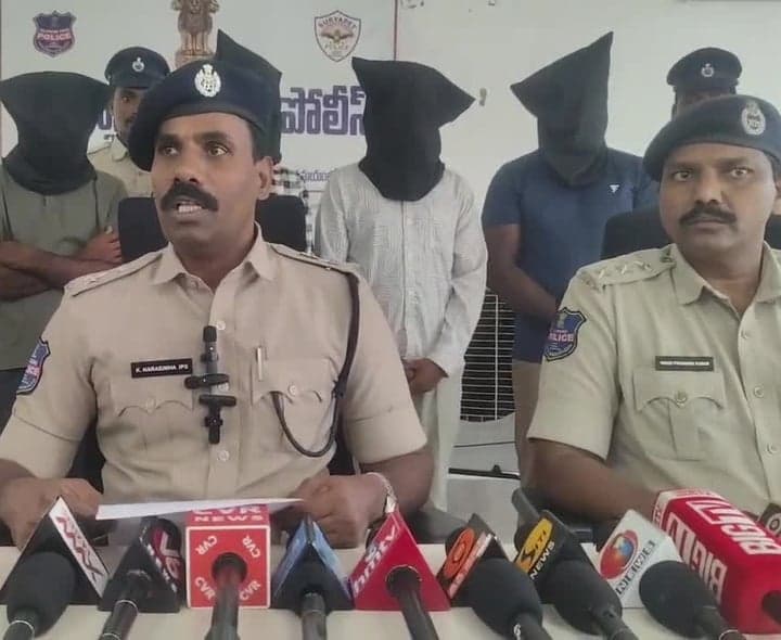 అంతర్ జిల్లా దొంగల ముఠా అరెస్ట్ - Udayam