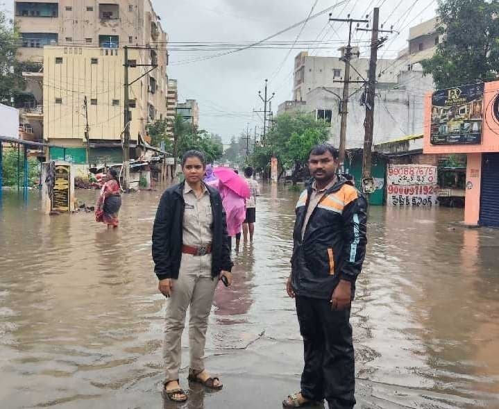 షీలానగర్లో గాజువాక పోలీసుల సహాయం - Udayam