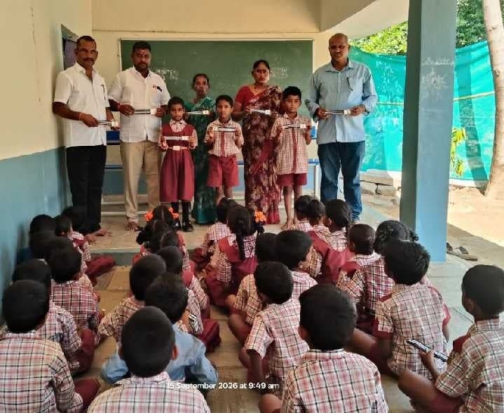 విద్యార్థులకు స్కూల్ బెల్టుల పంపిణీ - Udayam