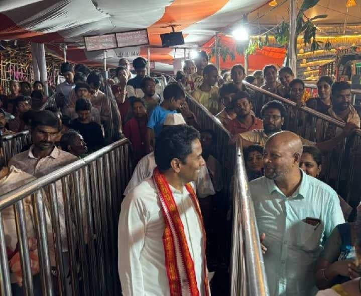 ఇంద్రకీలాద్రిపై క్యూ లైన్లను పరిశీలించిన కలెక్టర్ - Udayam