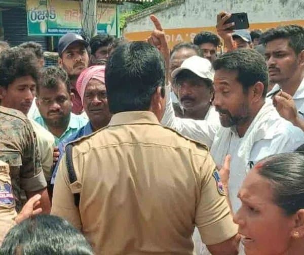 ములుగులో గిరిజనేతరుల నిరసన.. ఉద్రిక్తత