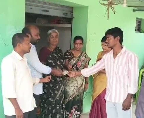 తంబళ్లపల్లెలో పెన్షన్ల పంపిణీ ప్రారంభం - Udayam