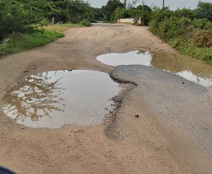 కల్వకుర్తిలో దారుణంగా రహదారి - Udayam
