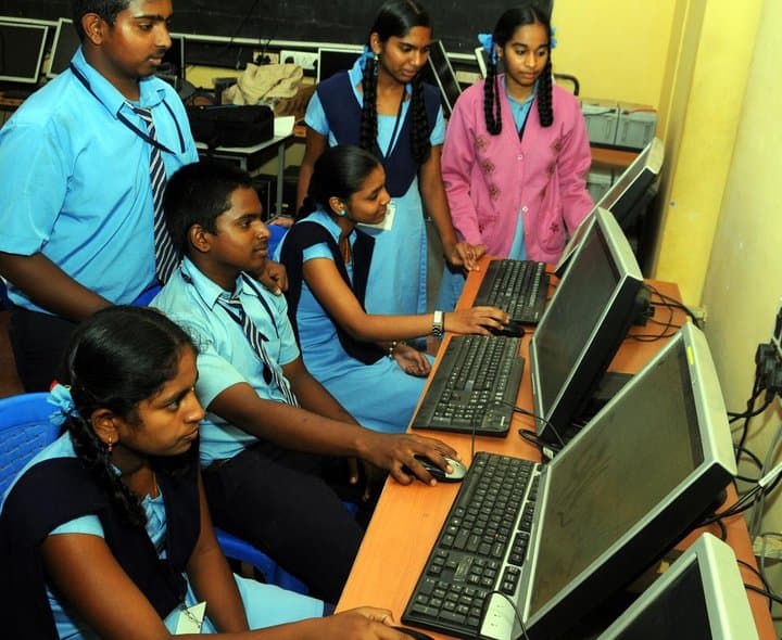 సర్కారు బడుల్లో కంప్యూటర్ విద్య - Udayam Digital