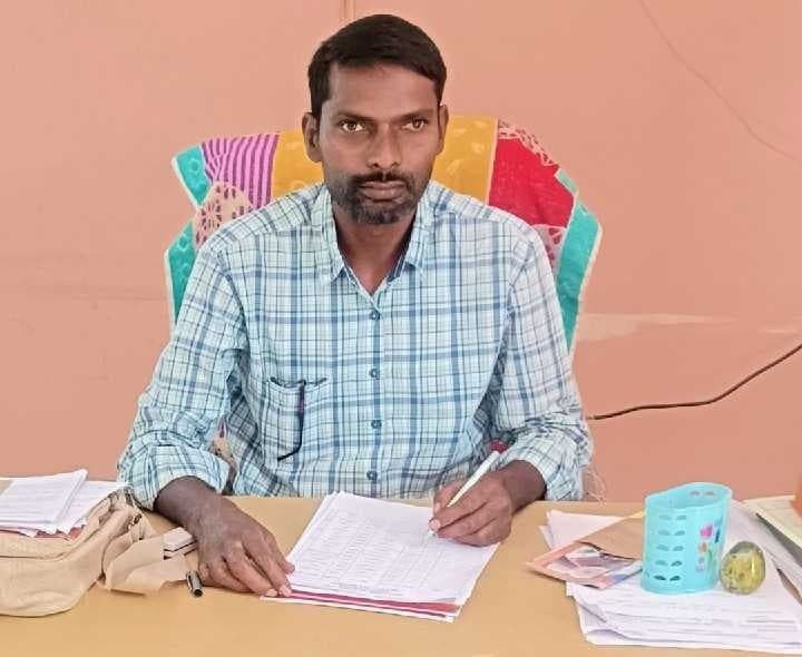 నడిగూడెం పీఏసీఎస్లో 888 బస్తాల యూరియా - Udayam