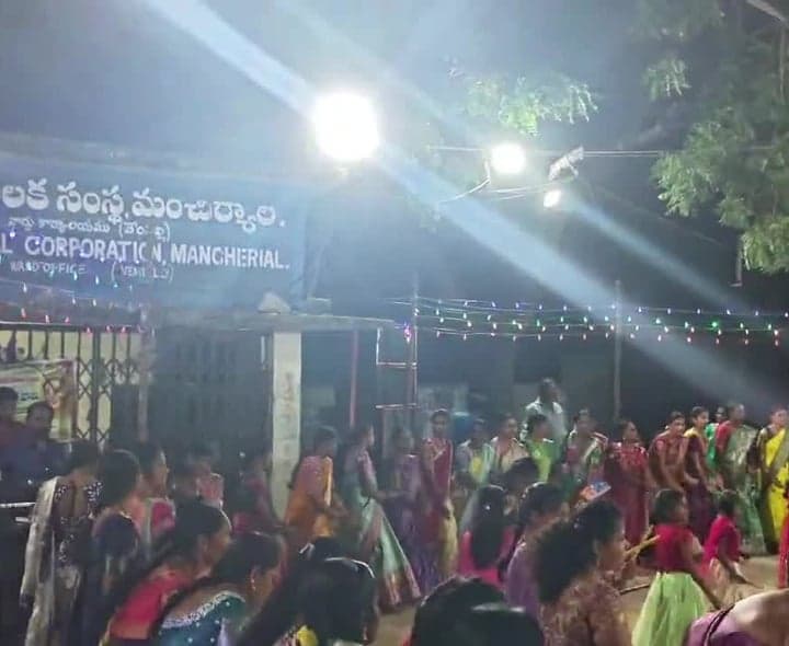 15వ డివిజన్లో ఘనంగా బతుకమ్మ వేడుకలు - Udayam