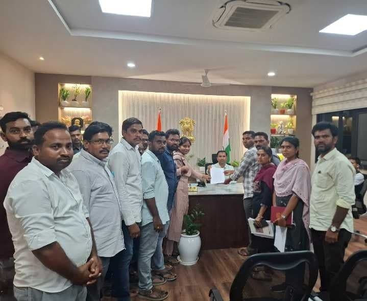 జీపీఓల పనిభారం తగ్గించాలని వినతి - Udayam