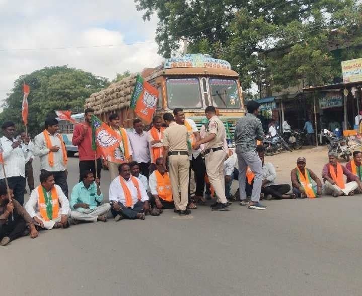 కరవు మండలంగా ప్రకటించాలని బీజేపీ రాస్తారోకో - Udayam