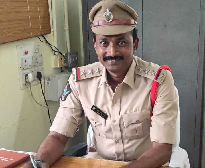 మంత్రాలయం సీఐగా ఎన్.గిరిబాబు బాధ్యతలు - Udayam
