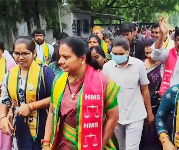 సింగరేణిలో ఉద్రిక్తత: గేట్లు దూసుకెళ్లిన కవిత - Udayam Digital