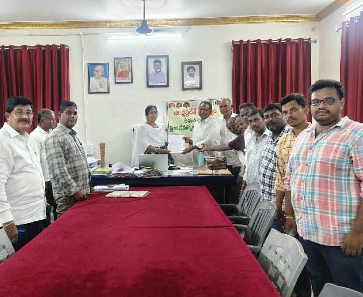 తహశీల్దార్కు ఈనాం బాధితుల వినతి - Udayam