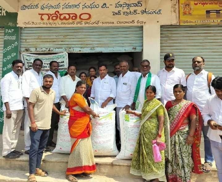 కొడంగల్లో రైతులకు వేరుశనగ విత్తనాల పంపిణీ - Udayam