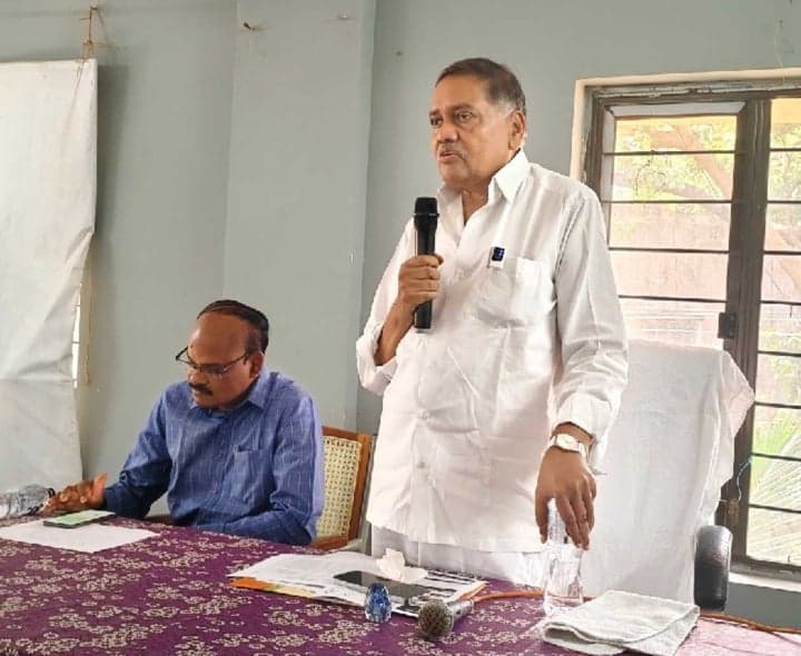 అక్రమాలను అరికట్టాలి: బుద్ధప్రసాద్ - Udayam