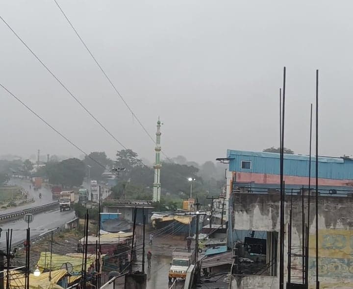 గుడిహత్నూర్లో చిరుజల్లులు.. చల్లబడిన వాతావరణం - Udayam