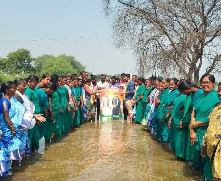 కన్నాయపల్లి చెరువు నింపినందుకు పాలాభిషేకం - Udayam