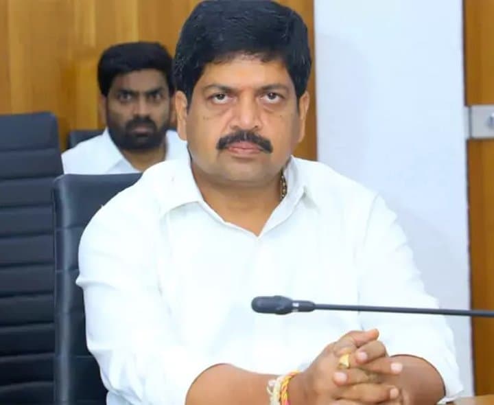 దివ్యాంగులకు ట్రై సైకిళ్లు - Udayam Digital