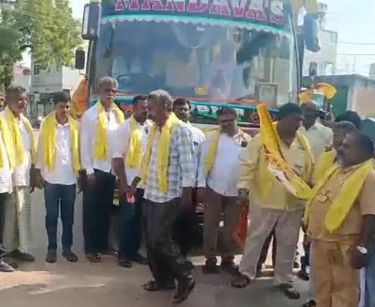 సీఎం సభకు బయలుదేరిన నిడమలూరు నేతలు - Udayam