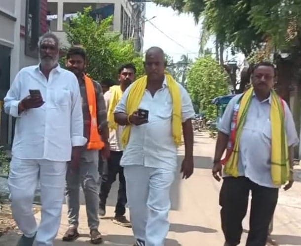 పెంటపాడులో డ్రెయినేజీ సమస్యకు హామీ - Udayam