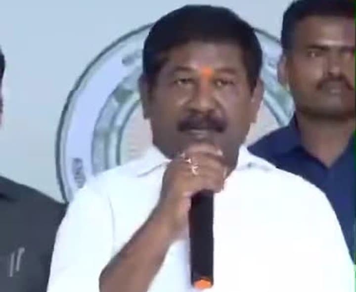 జరుగుమల్లిలో రైతులకు పాస్ పుస్తకాల పంపిణీ - Udayam