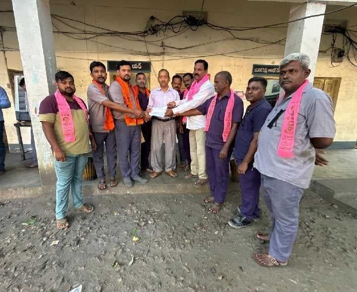 భూపాలపల్లిలో కార్యాలయాల కూల్చివేత ఆపాలని వినతి - Udayam