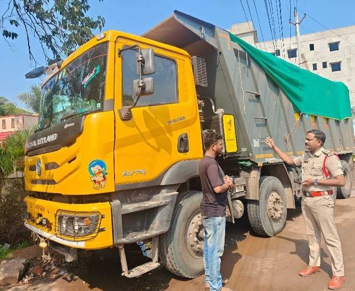 అచ్యుతాపురంలో ఓవర్లోడ్ టిప్పర్కు రూ.20 వేల జరిమానా - Udayam
