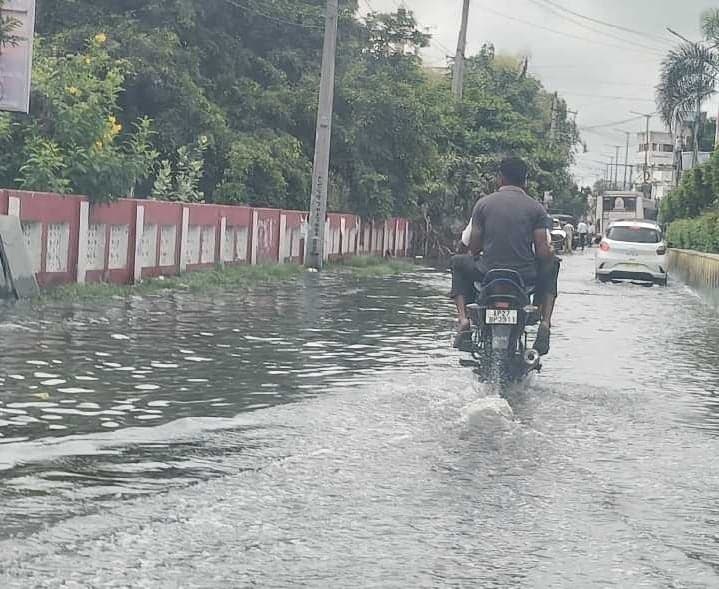 చీరాలలో రోడ్డు జలమయం - Udayam