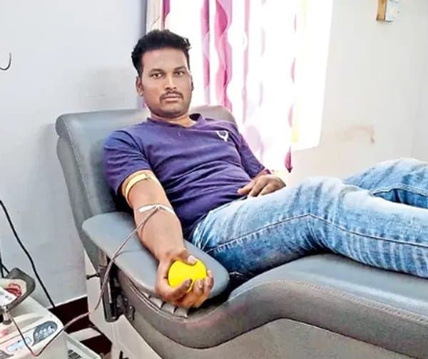 "తల్లి కోరిక కోసం.. 48వ సారి రక్తాదానం చేసిన యువకుడు - Udayam Digital