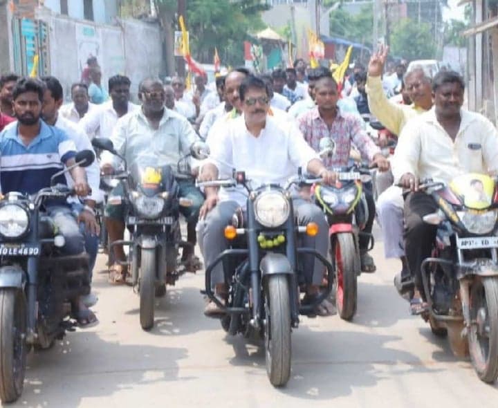 ఎమ్మెల్యే ధూళిపాళ్ల బైక్ ర్యాలీ - Udayam