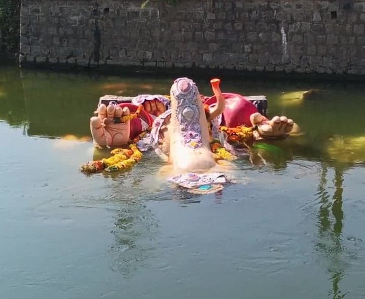 కాలువలో తేలుతున్న వినాయక విగ్రహాలు - Udayam