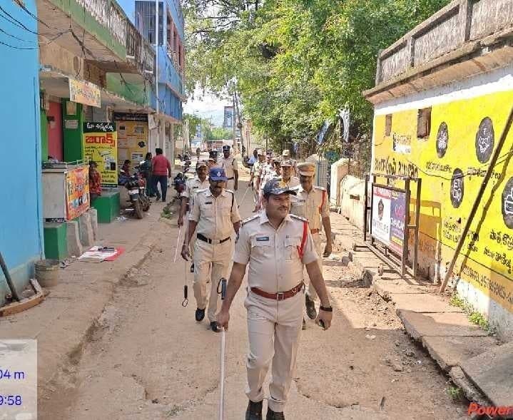 చిట్వేల్లో పోలీసుల ఫ్లాగ్ మార్చ్ - Udayam