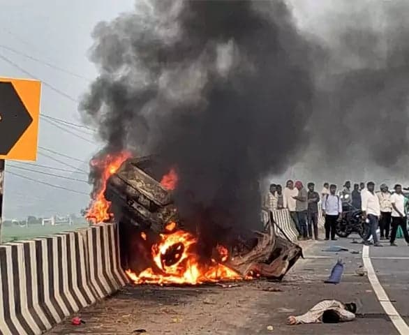 విజయవాడలో ఈవీ కారులో మంటలు.. నలుగురు మృతి - Udayam